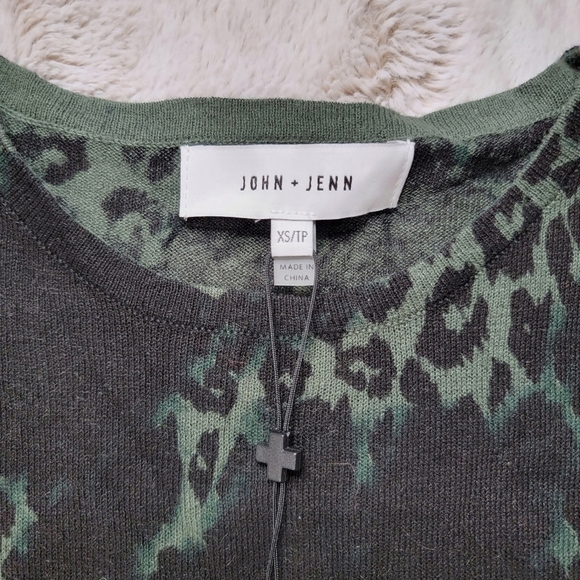 John + Jenn Forest Green Leopard Black Short Sleeve Tshirt NWT Size XS - Picture 8 of 12
